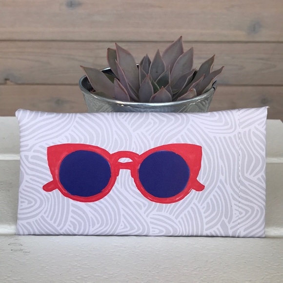 Highlighter & Sunglass Case +🆓L’Occitane Set - Picture 4 of 7